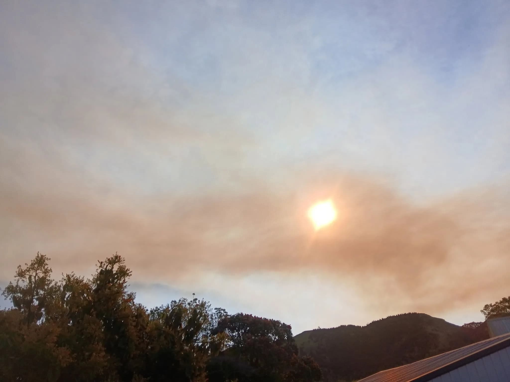 Health New Zealand has lifted its public health warning for Napier and Hastings after the heavy smoke predicted from the Waiōuru fire did not eventuate.